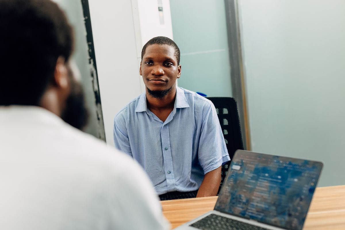 A Wazuri advisor in a working session with a healthcare client
